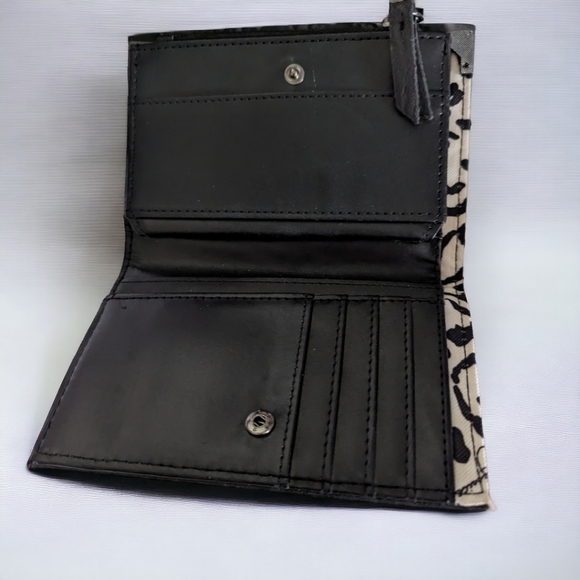 NWOT Jessica Simpson Bi-fold Wallet. - Picture 3 of 7